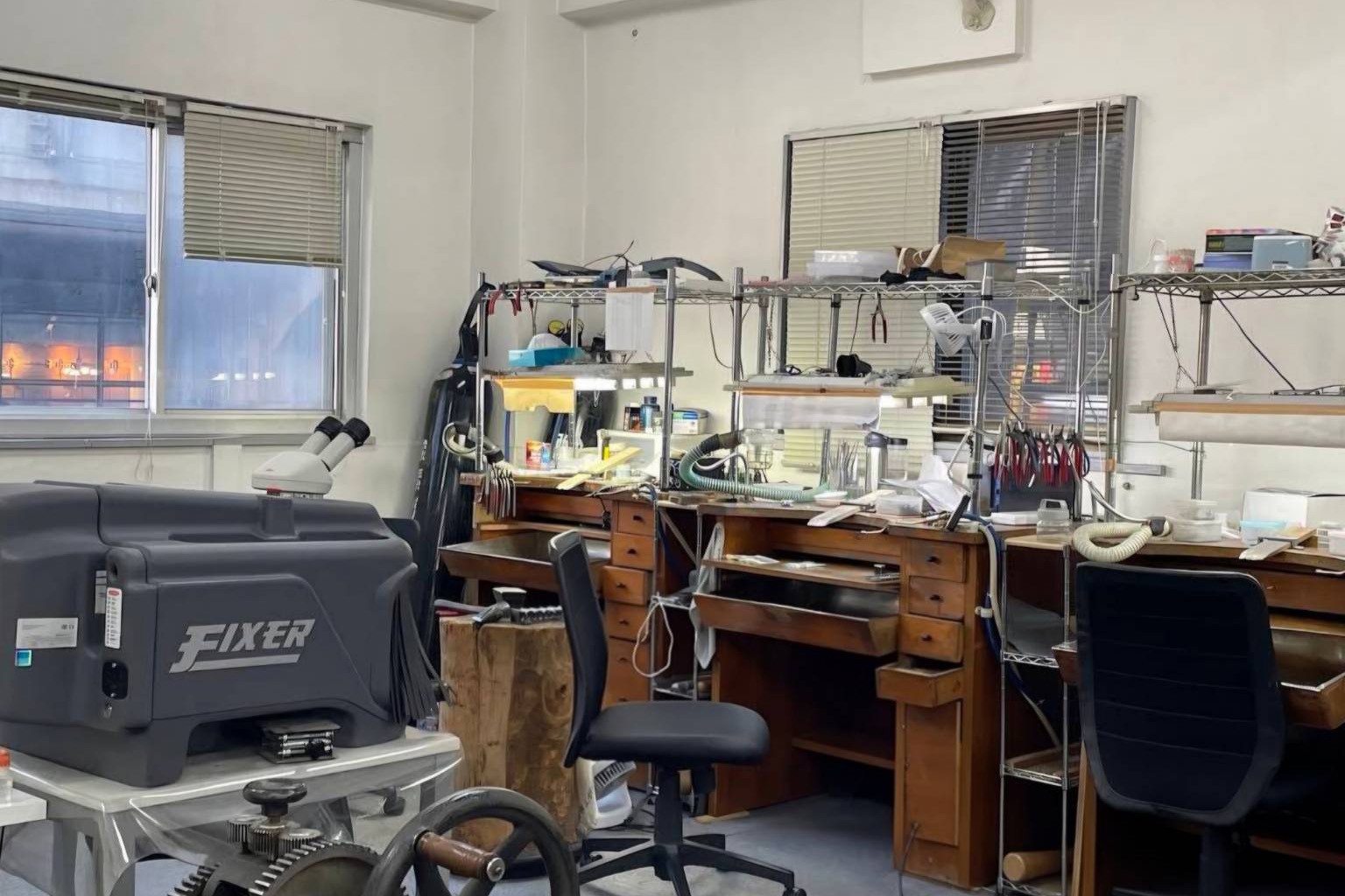 ジュエリー制作に取り組む職人の手元