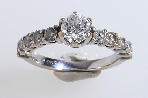 Before: 譲り受けた婚約指輪をペンダントへリフォーム